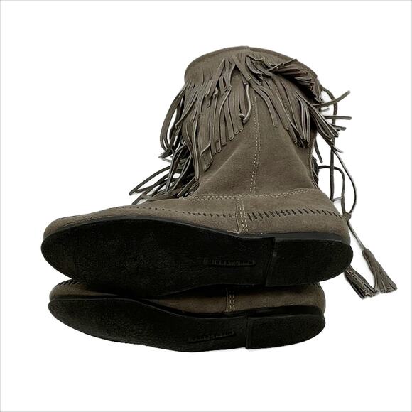 Minnetonka Women's Calf 2-Layer Fringe Soft Sole Boot in Grey Size 7 - Picture 5 of 6